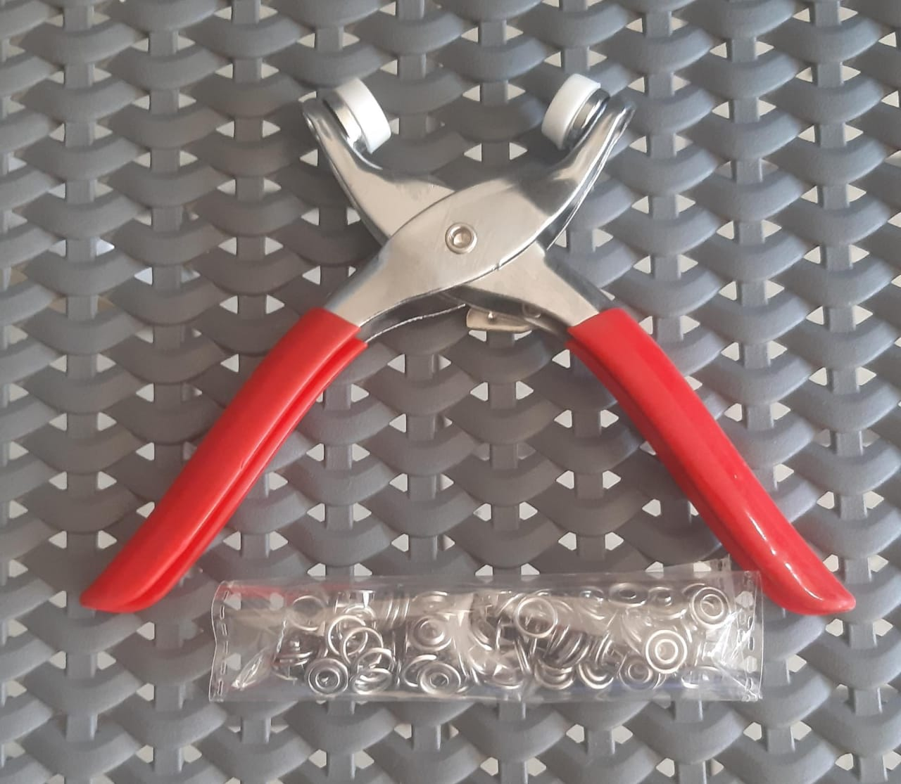 Metal Hand Press Tich Button Machine With 25 Button.....?