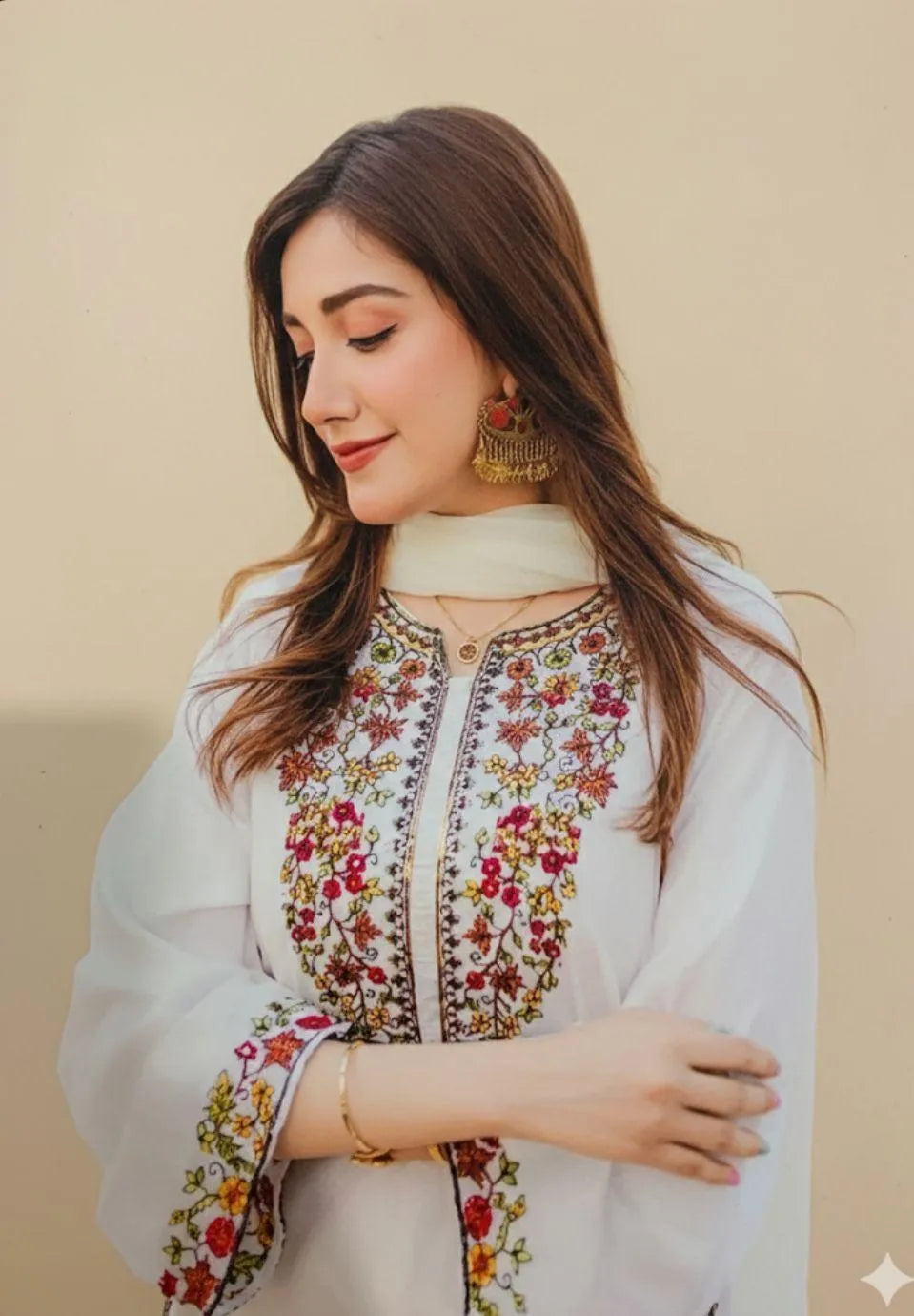 3 Pcs Women's Unstitched Embroidered Suit....?